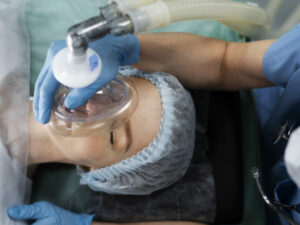 nurse-putting-oxygen-mask-patient-870x440.jpg